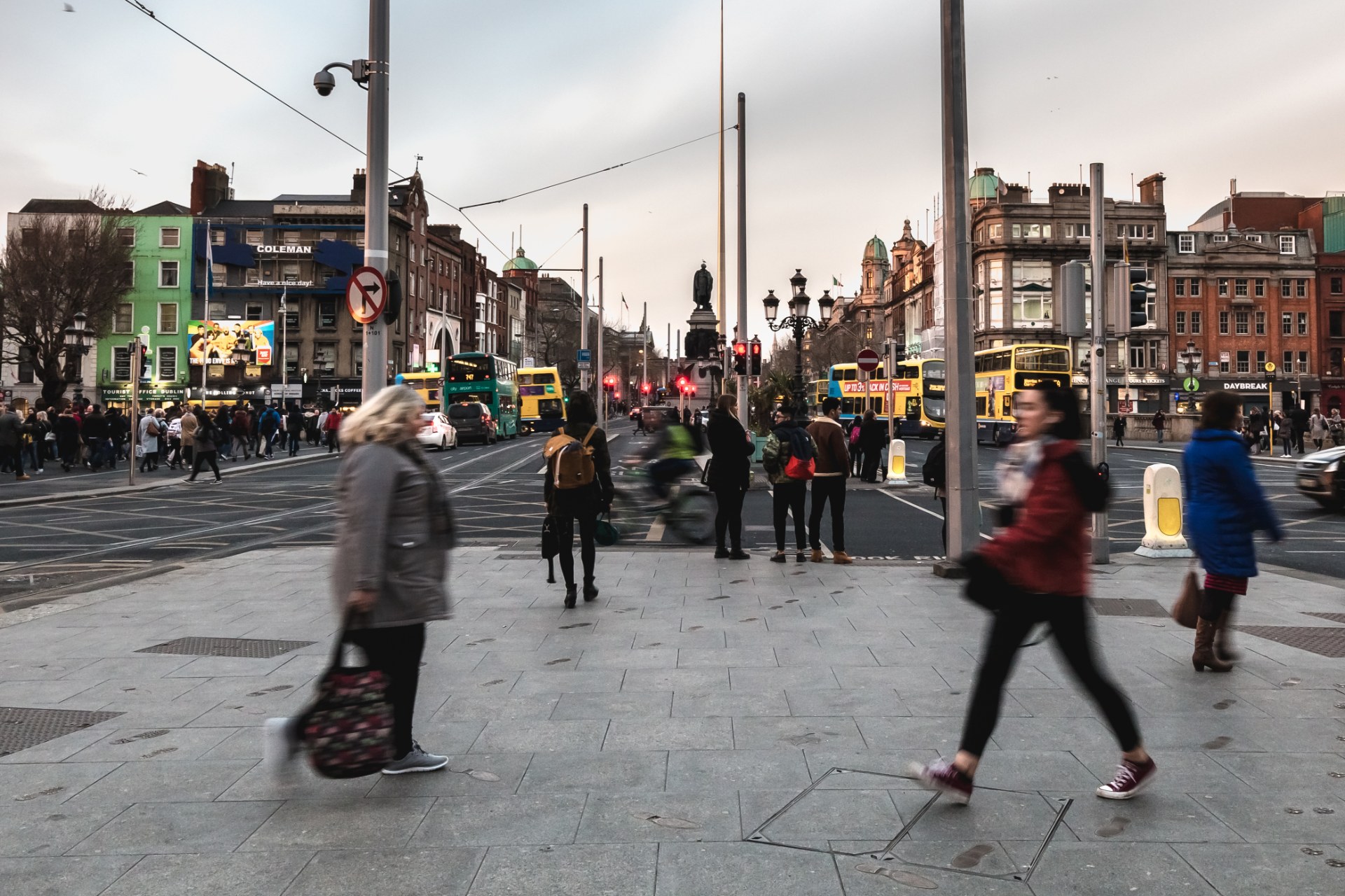 Járókelők egy utcán Dublin belvárosában