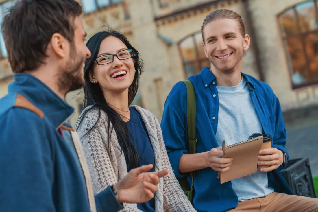 Különböző országokból érkezett hallgatók egy egyetemi campuson