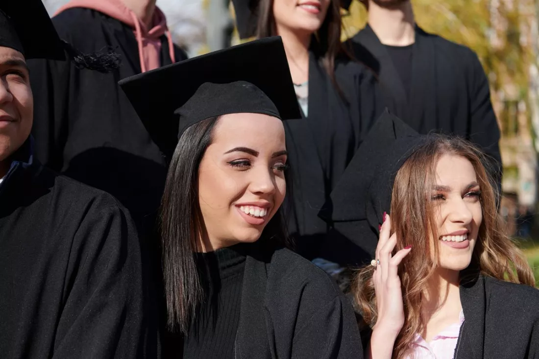 Nemzetközi diplomások ünneplik a mesterdiplomájukat
